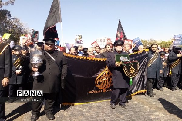 حضور کودکان و نوجوانان در تشییع پیکر شهدای حمله تروریستی در شیراز