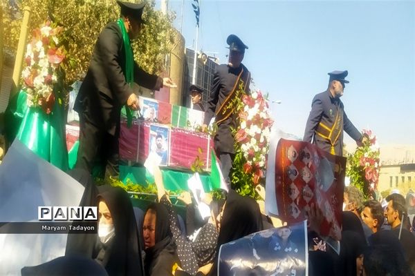 حضور کودکان و نوجوانان در تشییع پیکر شهدای حمله تروریستی در شیراز