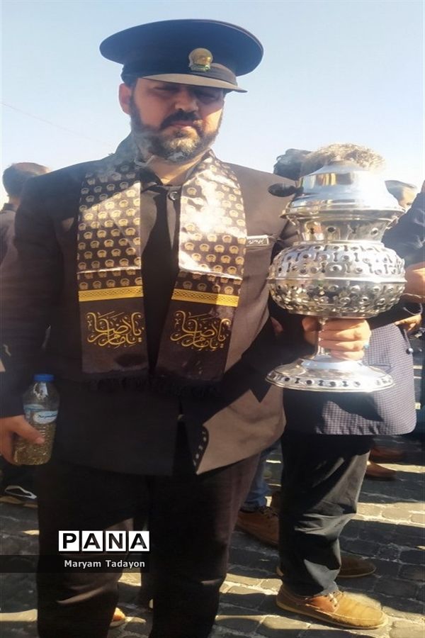 حضور کودکان و نوجوانان در تشییع پیکر شهدای حمله تروریستی در شیراز