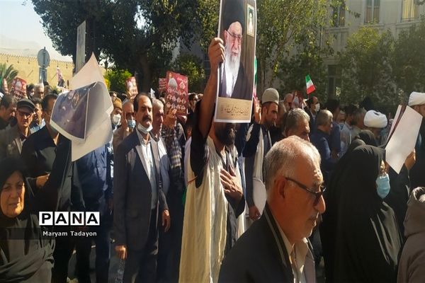 حضور کودکان و نوجوانان در تشییع پیکر شهدای حمله تروریستی در شیراز