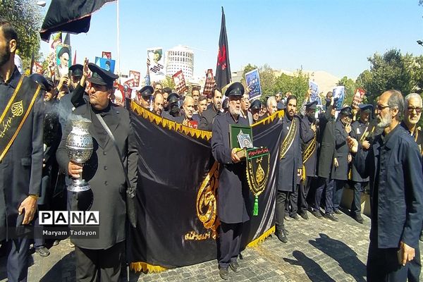 حضور کودکان و نوجوانان در تشییع پیکر شهدای حمله تروریستی در شیراز