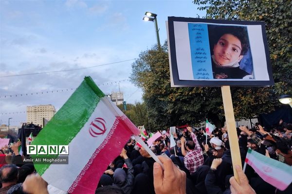 طواف شهدای حمله تروریستی شاه چراغ، به دور حریم منور رضوی و بر بالین مردم شهید پرور خراسانی