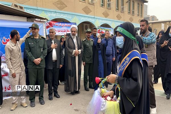 تشییع پیکر شهید‌گمنام همزمان با نواختن زنگ استانی استکبار‌ستیزی در دبیرستان شاهد رضوان