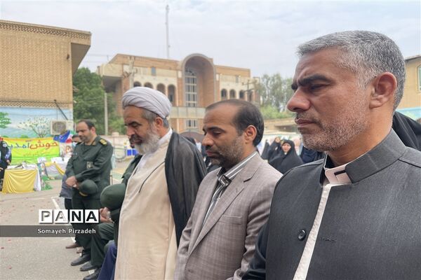 تشییع پیکر شهید‌گمنام همزمان با نواختن زنگ استانی استکبار‌ستیزی در دبیرستان شاهد رضوان