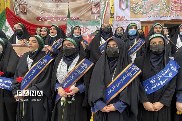 تشییع پیکر شهید‌گمنام همزمان با نواختن زنگ استانی استکبار‌ستیزی در دبیرستان شاهد رضوان