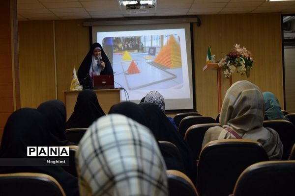 جلسه مشاوره در دبیرستان دخترانه فرهنگ منطقه ۱۳