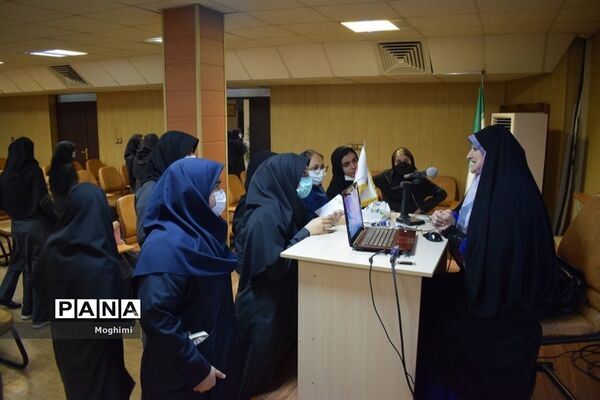جلسه مشاوره در دبیرستان دخترانه فرهنگ منطقه ۱۳