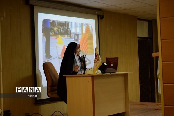 جلسه مشاوره در دبیرستان دخترانه فرهنگ منطقه ۱۳