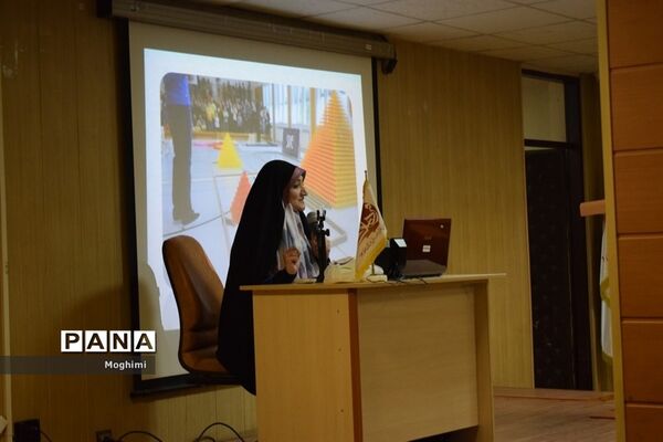جلسه مشاوره در دبیرستان دخترانه فرهنگ منطقه ۱۳