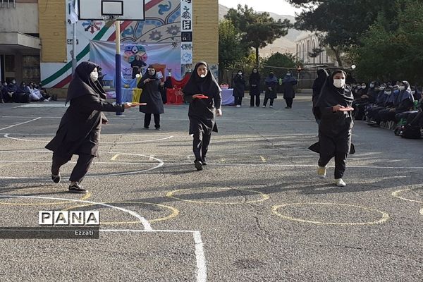 برگزاری المپیاد ورزشی درون مدرسه‌ای در دبیرستان فرزانگان چهار منطقه ۱۳