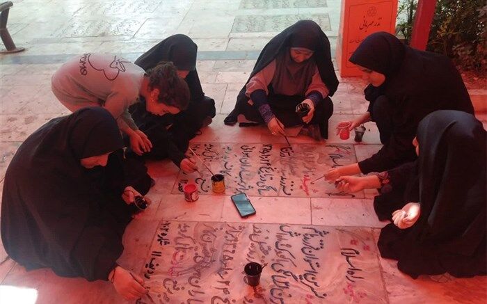 رنگ‌آمیزی قبور مطهر زنان شهید قم توسط هنرجویان هنرستان صباری