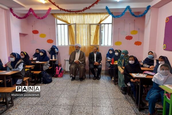 برگزاری جشن قرآن و بازدید امام جمعه از دبستان مریم ملارد