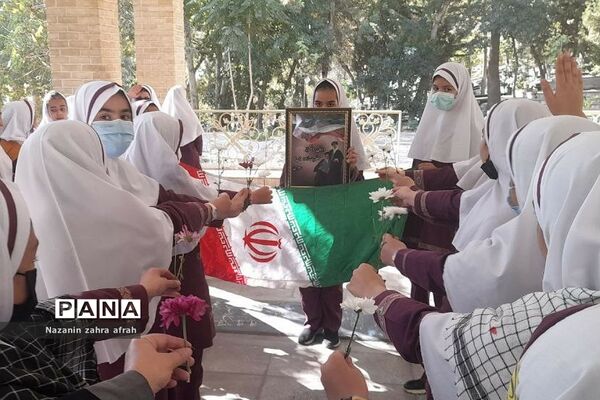 غبارروبی مزار شهدا در هفته بسیج دانش‌آموزی توسط دانش‌آموزان رودهن