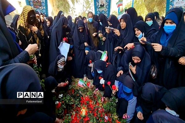 تجمع نوجوانان اهوازی همزمان با آغاز هفته بسیج دانش‌آموزی در تشییع شهید گمنام