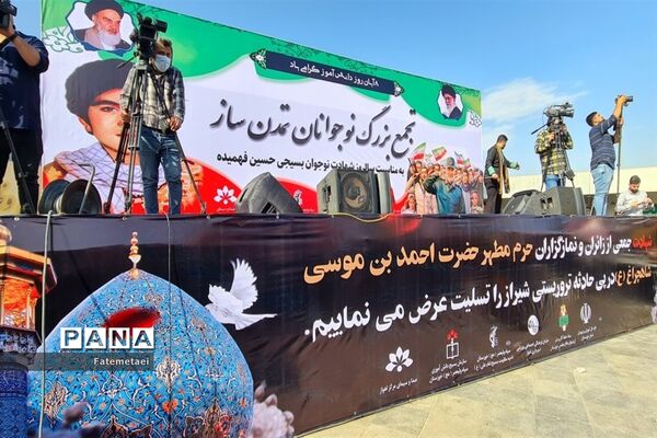 تجمع نوجوانان اهوازی همزمان با آغاز هفته بسیج دانش‌آموزی در تشییع شهید گمنام