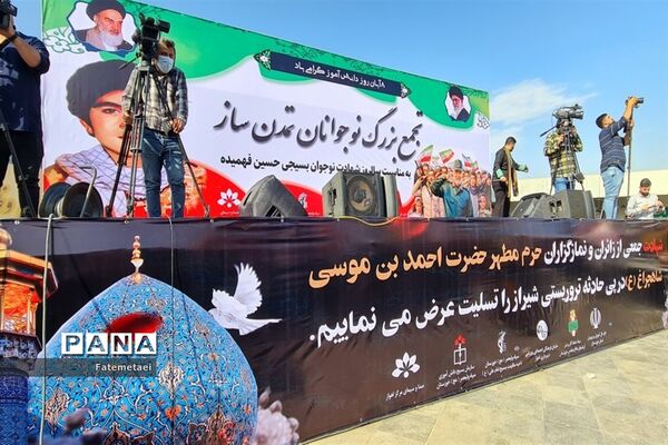 تجمع نوجوانان اهوازی همزمان با آغاز هفته بسیج دانش‌آموزی در تشییع شهید گمنام