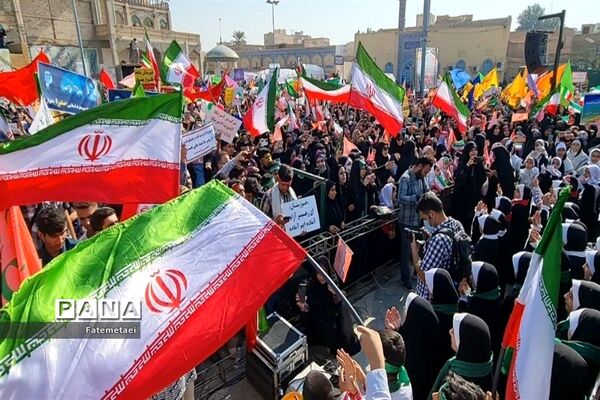 تجمع نوجوانان اهوازی همزمان با آغاز هفته بسیج دانش‌آموزی در تشییع شهید گمنام
