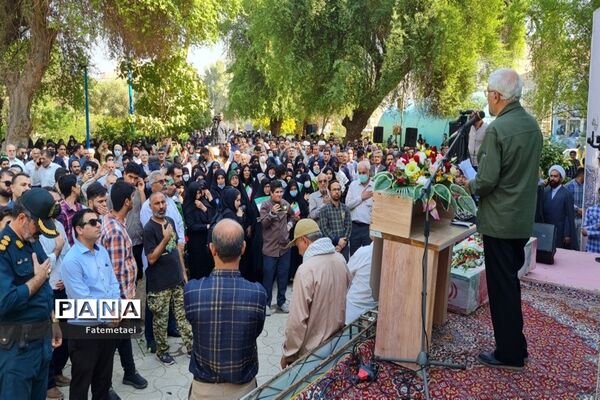 تجمع نوجوانان اهوازی همزمان با آغاز هفته بسیج دانش‌آموزی در تشییع شهید گمنام