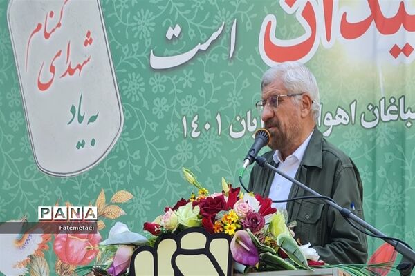 تجمع نوجوانان اهوازی همزمان با آغاز هفته بسیج دانش‌آموزی در تشییع شهید گمنام