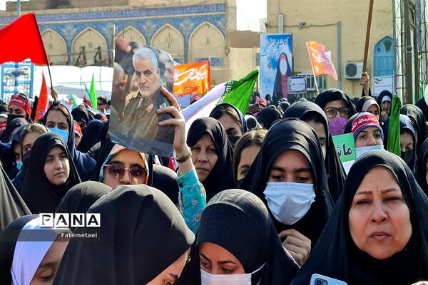 تجمع نوجوانان اهوازی همزمان با آغاز هفته بسیج دانش‌آموزی در تشییع شهید گمنام