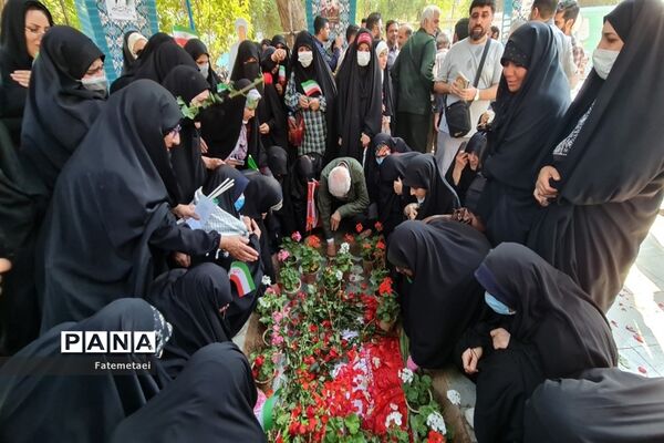 تجمع نوجوانان اهوازی همزمان با آغاز هفته بسیج دانش‌آموزی در تشییع شهید گمنام