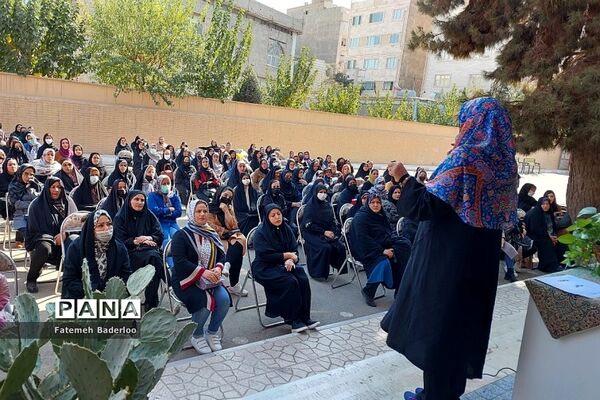برگزاری جلسه انتخابات انجمن اولیا و مربیان در دبیرستان نمونه دولتی ولایت