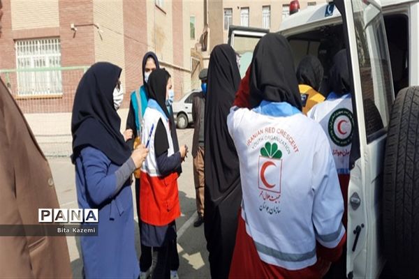 اجرای مانور پدافند غیرعامل در مدرسه دخترانه بعثت در شهرری