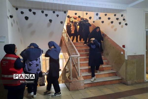 اجرای مانور پدافند غیرعامل در مدرسه دخترانه بعثت در شهرری