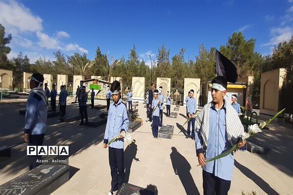 تجدید میثاق دانش‌آموزان با شهیدان حرم در گلزار شهدای آباده