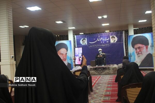 دیدار نماینده ولی فقیه در استان و امام جمعه بوشهر با جوانان
