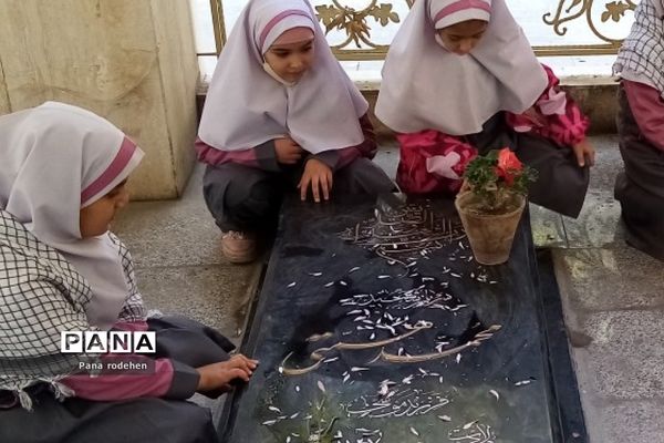 غبارروبی مزار شهدا توسط دانش‌آموزان دبستان پروین اعتصامی رودهن