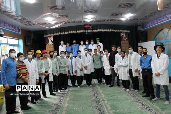 اولین دوره نمایشگاهی دستاوردهای دانش‌آموزان دبیرستان نمونه دولتی هفده شهریور