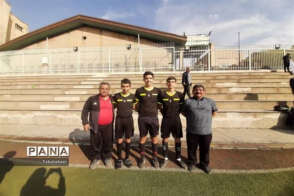 برگزاری مسابقه فوتبال به‌مناسبت روز دانش‌آموز در ورزشگاه پیروزی منطقه ۱۳