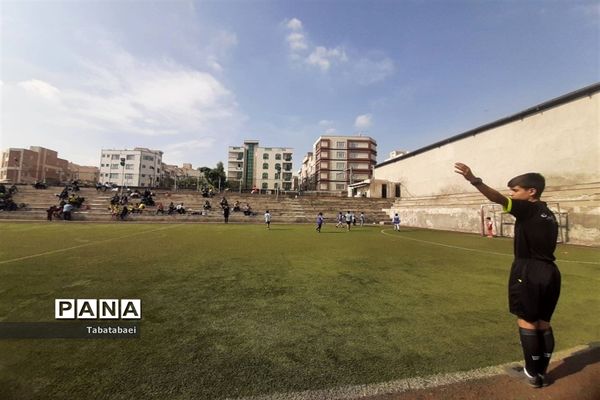 برگزاری مسابقه فوتبال به‌مناسبت روز دانش‌آموز در ورزشگاه پیروزی منطقه ۱۳