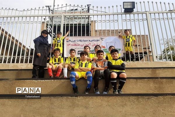 برگزاری مسابقه فوتبال به‌مناسبت روز دانش‌آموز در ورزشگاه پیروزی منطقه ۱۳