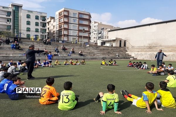 برگزاری مسابقه فوتبال به‌مناسبت روز دانش‌آموز در ورزشگاه پیروزی منطقه ۱۳