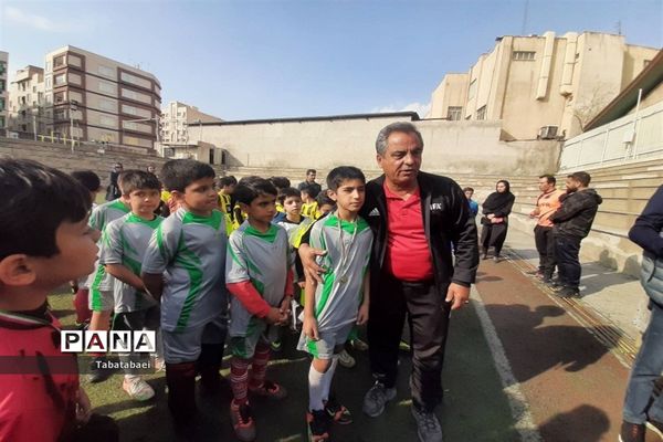 برگزاری مسابقه فوتبال به‌مناسبت روز دانش‌آموز در ورزشگاه پیروزی منطقه ۱۳