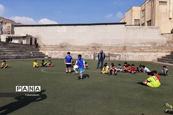 برگزاری مسابقه فوتبال به‌مناسبت روز دانش‌آموز در ورزشگاه پیروزی منطقه ۱۳