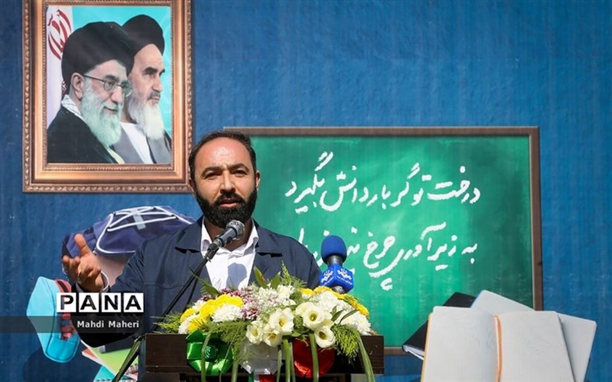 دیدار جمعی از دانش‌آموزان عضو سازمان دانش‌آموزی با رهبر معظم انقلاب