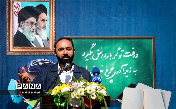 دیدار جمعی از دانش‌آموزان عضو سازمان دانش‌آموزی با رهبر معظم انقلاب