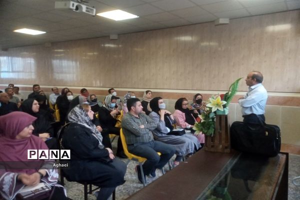 برگزاری اولین جلسه هدایت تحصیلی دانش‌آموزان پایه هفتم دبیرستان حر منطقه ۱۳