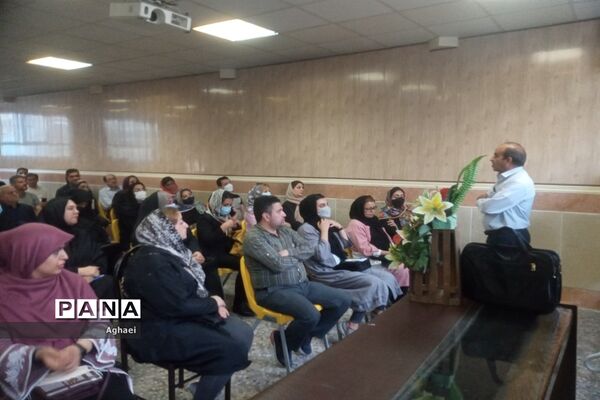 برگزاری اولین جلسه هدایت تحصیلی دانش‌آموزان پایه هفتم دبیرستان حر منطقه ۱۳
