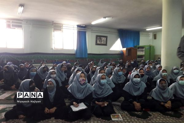 برگزاری مراسم معنوی زیارت عاشورا در دبیرستان شهید‌اردستانی منطقه ۱۴