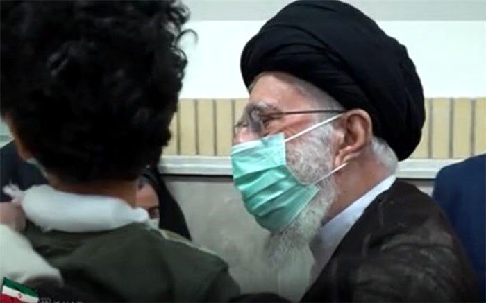 دلجویی رهبر انقلاب از آرتین سرایداران و خانواده دانش‌آموز شهید حادثه شاهچراغ/ فیلم