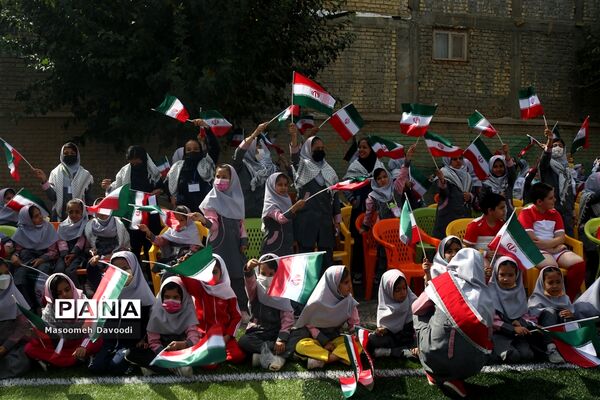 گرامیداشت ۱۳ آبان زنگ استکبار ستیزی در دبستان سعدی