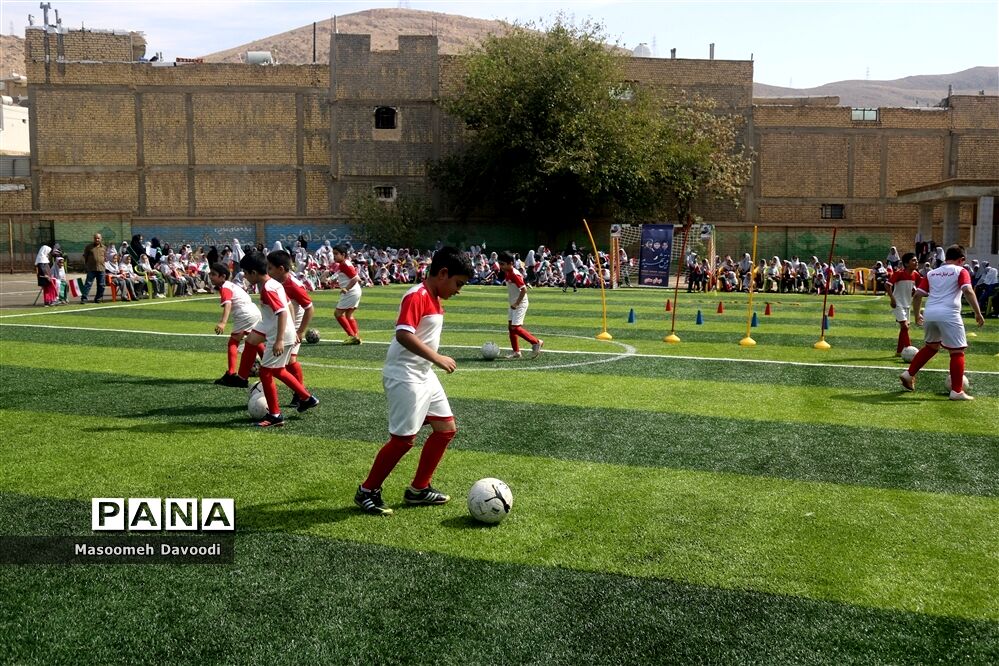 گرامیداشت ۱۳ آبان زنگ استکبار ستیزی در دبستان سعدی