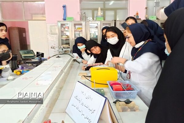 گرامیداشت روز آزمایشگاه در پژوهش‌سرای  اسداللّٰه اسدی در شیراز