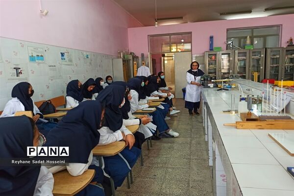 گرامیداشت روز آزمایشگاه در پژوهش‌سرای  اسداللّٰه اسدی در شیراز