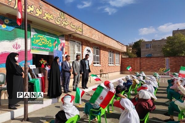 برگزاری آیین نمادین نواختن زنگ استکبارستیزی در دبستان دخترانه مهرنوین فیروزکوه