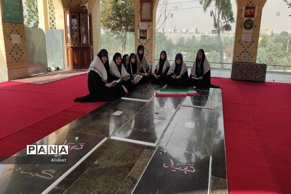 دیدار دانش‌آموزان راه زینب منطقه ۱۳ از مزار شهدای گمنام زینبیه